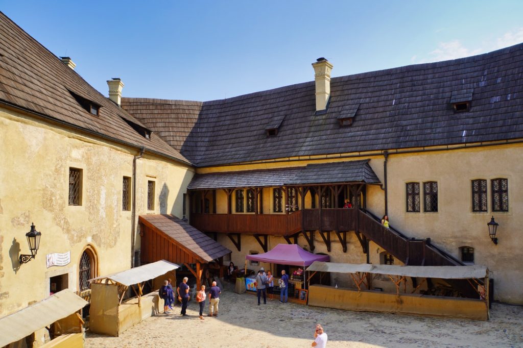 Burghof der Burg Loket