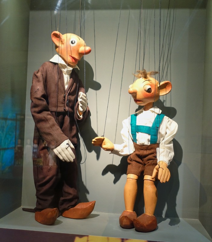 Spejbl und Hurvínek im Marionettenmuseum in Pilsen
