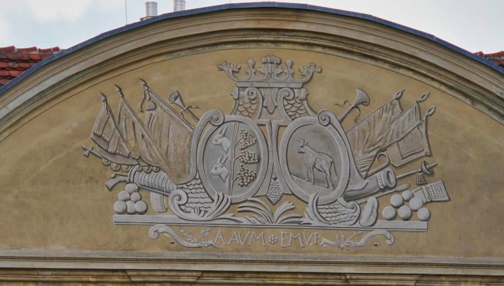 Wappen über dem Eingang