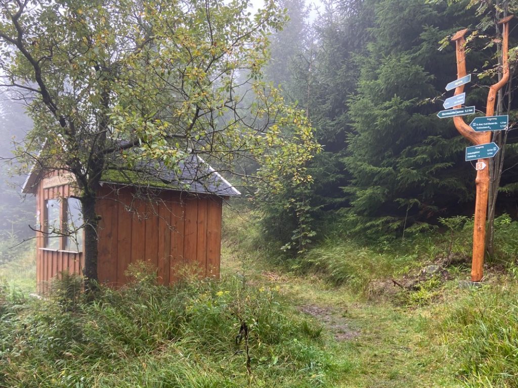 Schutzhütte bei einer Wanderung im Erzgebirge