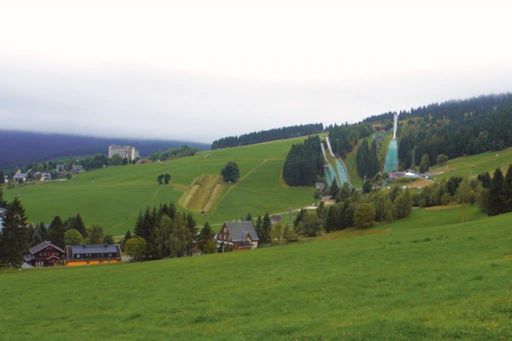 Blick nach Oberwiesenthal zu den Skisprungschanzen