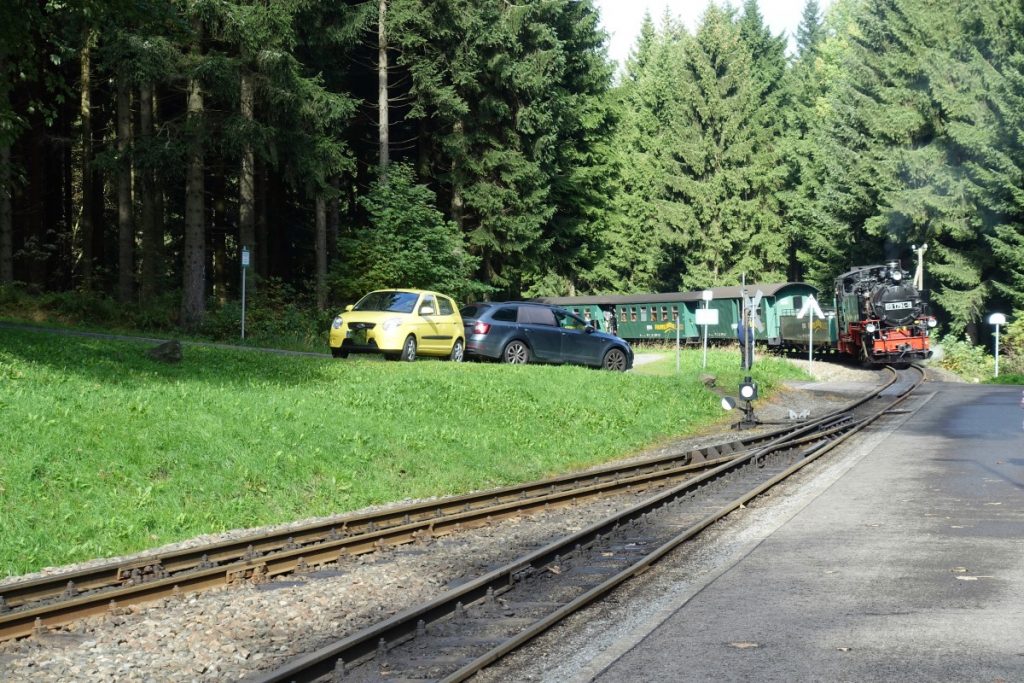 Warten auf die Fichtelbergbahn in Niederschlag