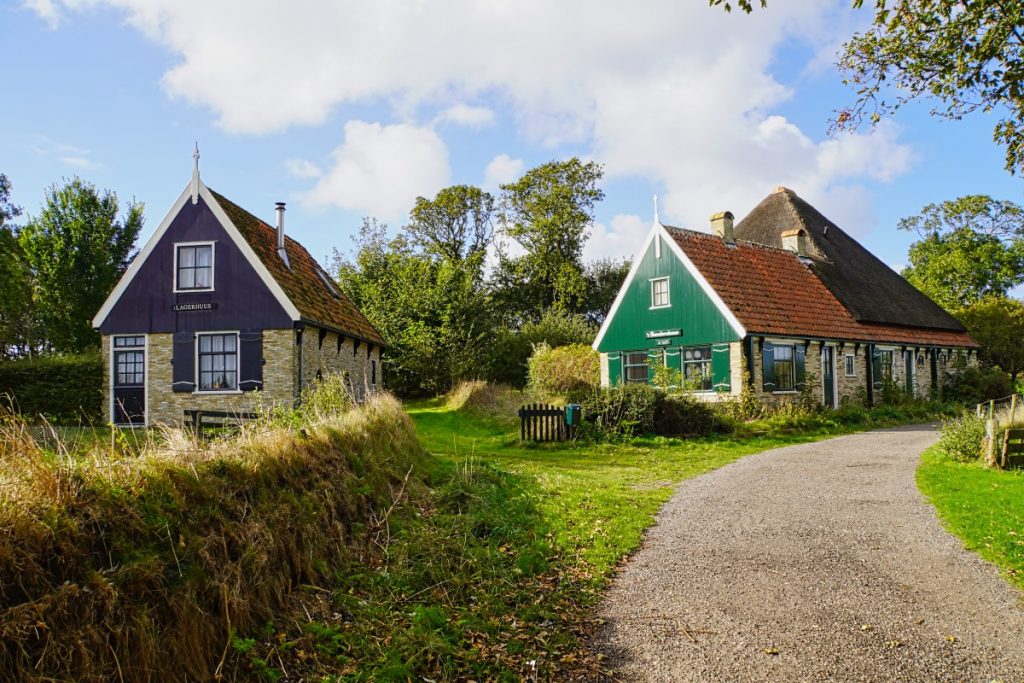 typische Häuser auf der niederländischen Insel