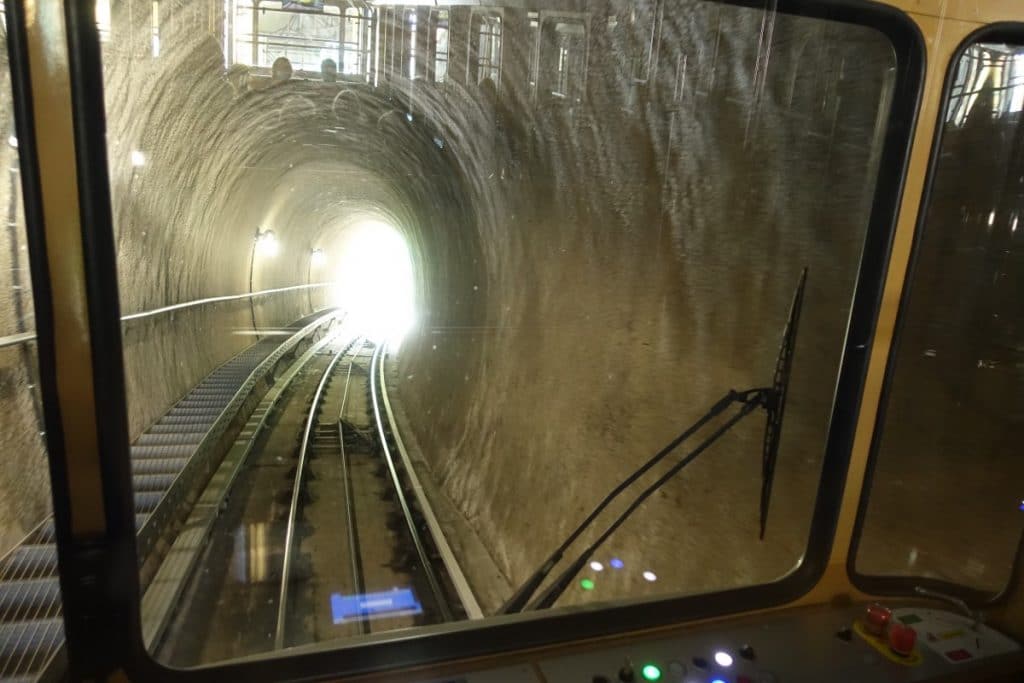 Tunnelabschnitt der Bergbahnstrecke