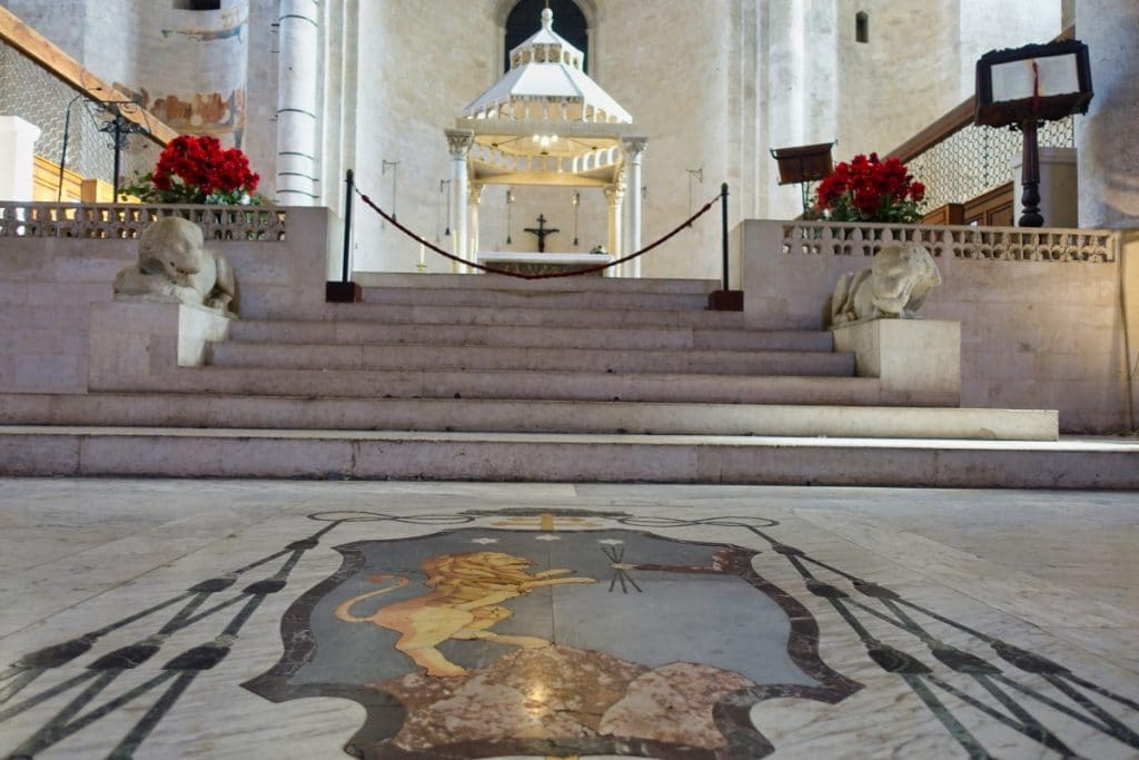 Altar mit Wappen