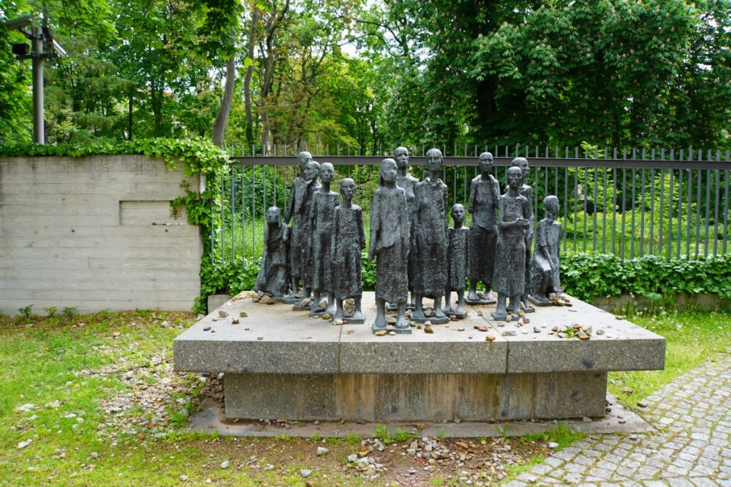 Figurengruppe am üdischen Friedhof Berlin Mitte