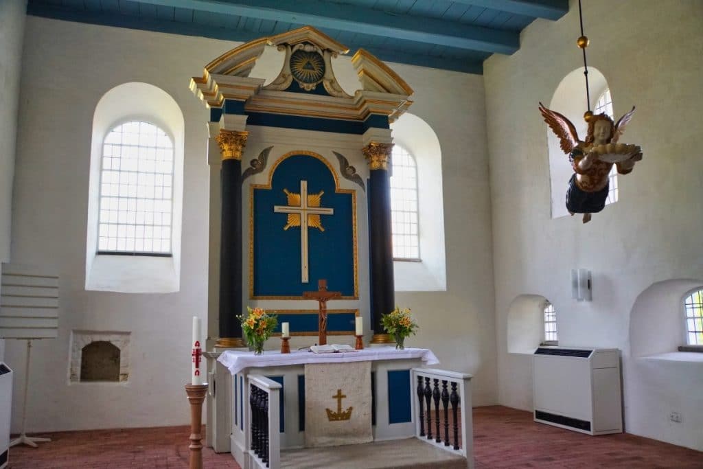 Blick zum Altar und dem Taufengel in der Kirche von Schnackenburg