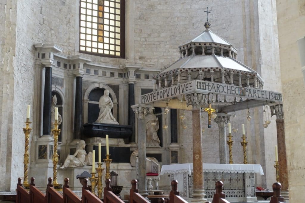 Kirchenaltar in der Basilica San Nicola in Bari