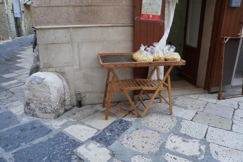 Nudelverkauf in der Altstadt von Bari