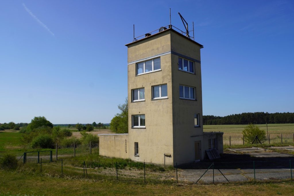 alter Grenzturm der DDR direkt an der Elbe
