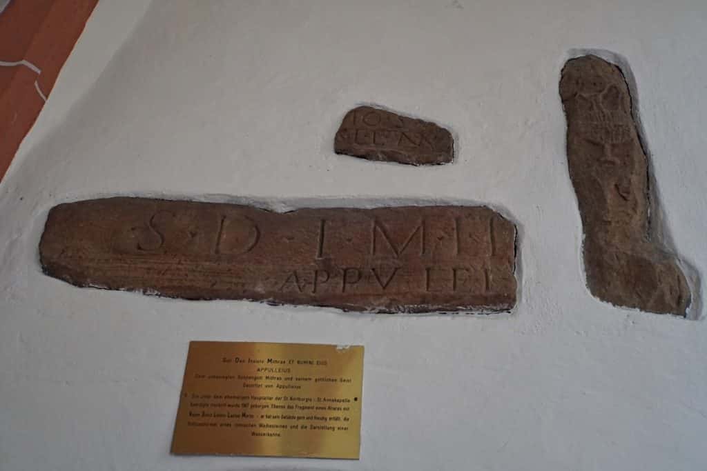 römische Steine in der St.Anna-Kapelle