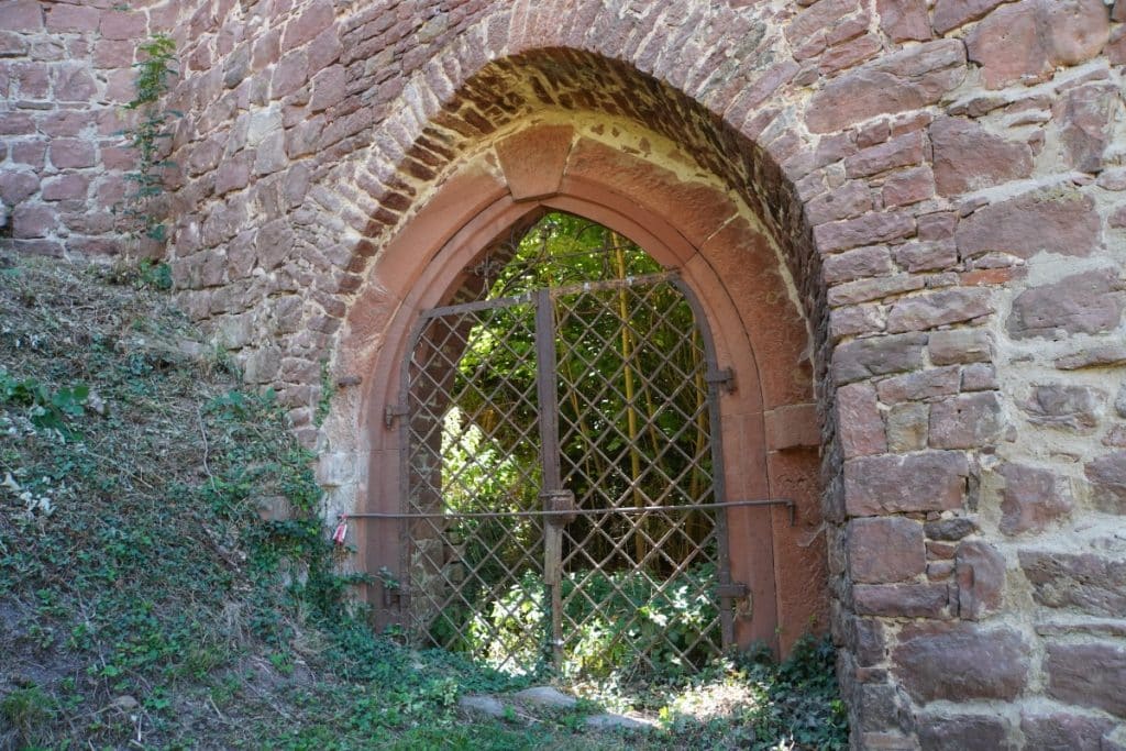 altes Tor in der Burgmauer