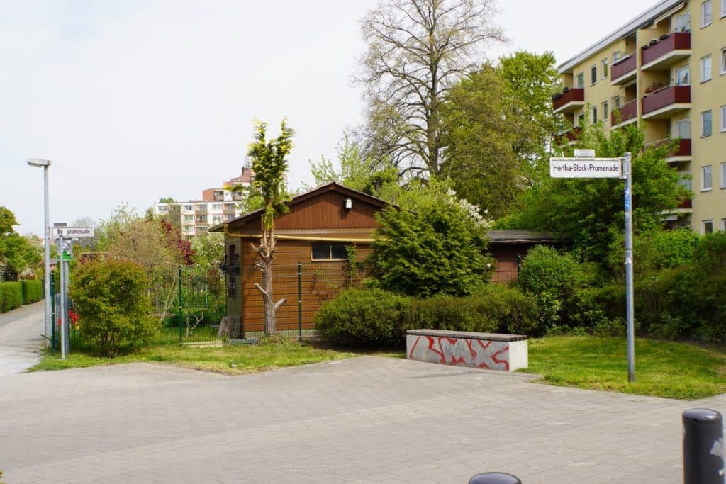 Abzweig in den Weg durch die Kleingärten in Berlin Schöneberg