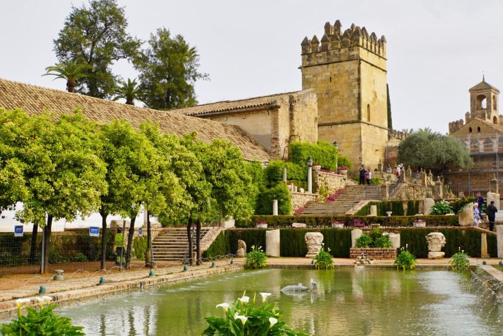 Alcázar de los Reyes Cristianos  Turm vom Garten aus