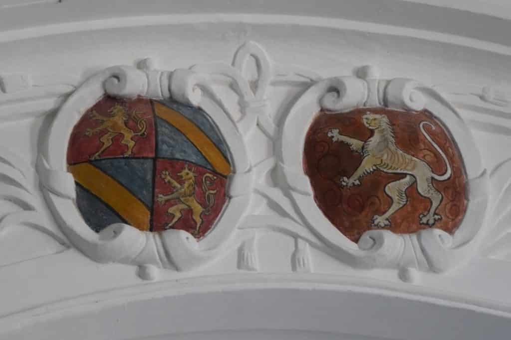 Wappen in der Kirche von Vorra
