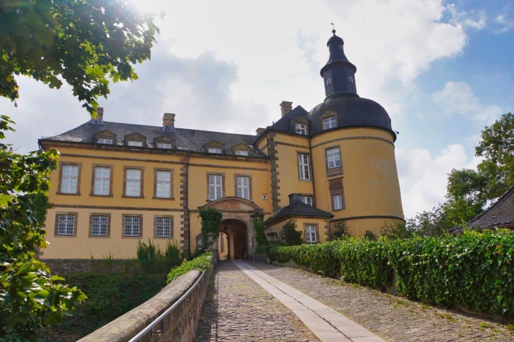 Eingang zum Schloss Friedrichstein