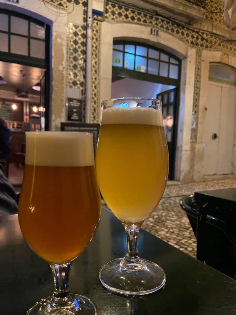 Bier trinken in Lissabon