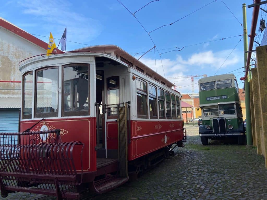Straßenbahnmuseum Lissabon fahrt mit der alten Strassenbahn