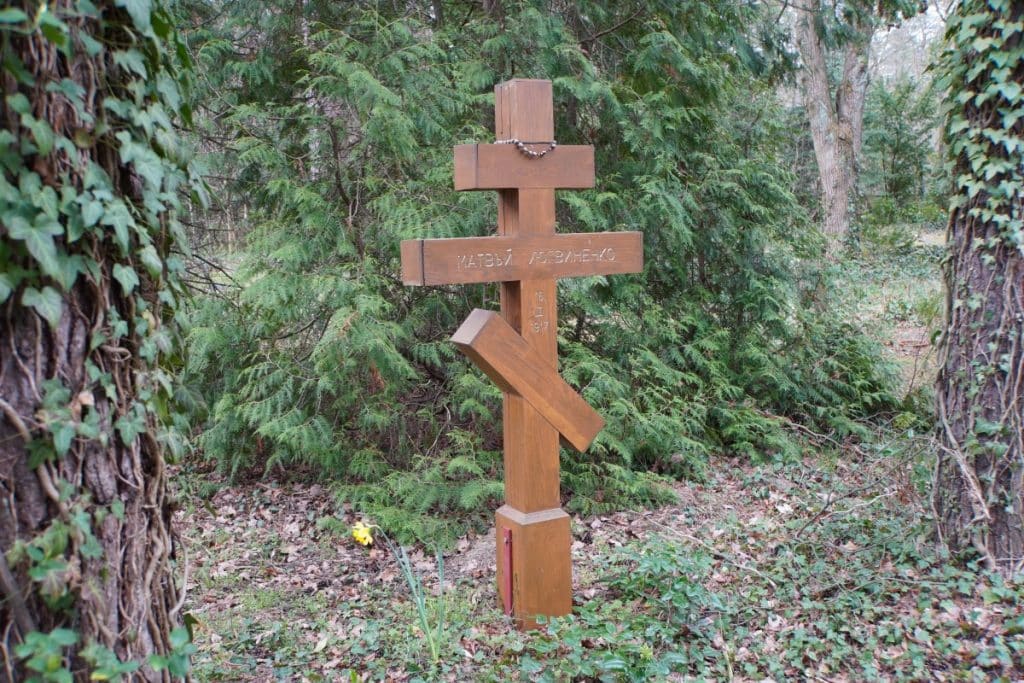 Holzkreuze russisch orthodoxe Tote auf dem Selbstmörderfriedhof in Berlin