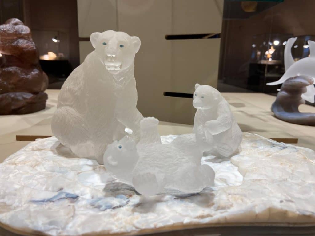 Edelsteine werden zu Kunstobjekten: Eisbärenfamilie 