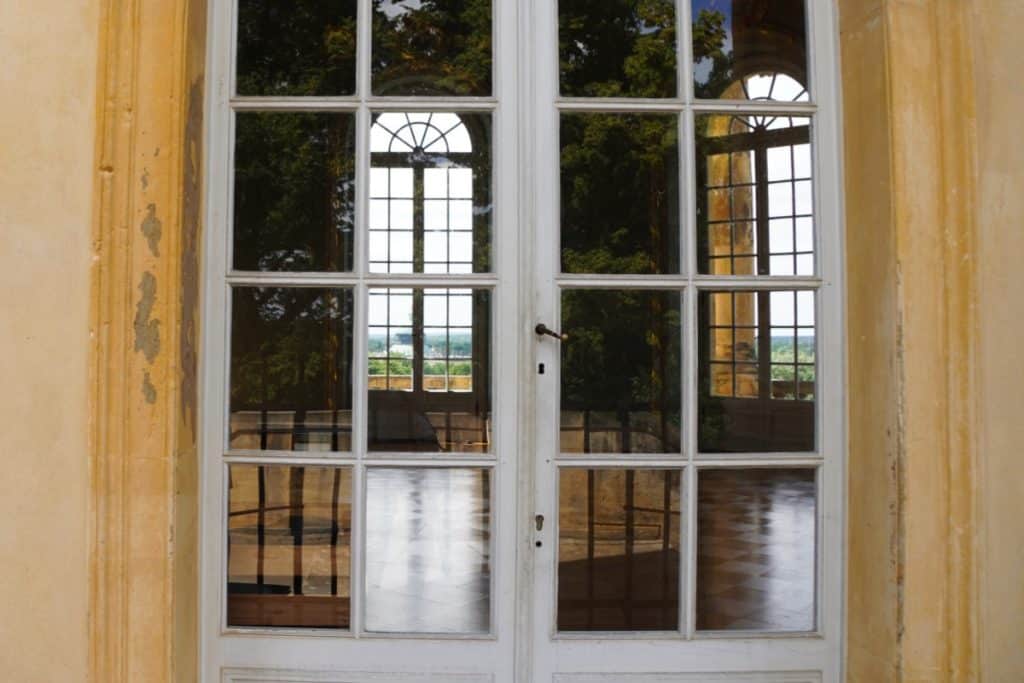 Blick durch das Fenster des Belvedere
