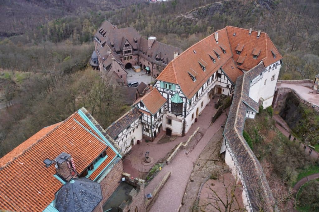 Blick vom Bergfried auf das Burggelände der Wartburg