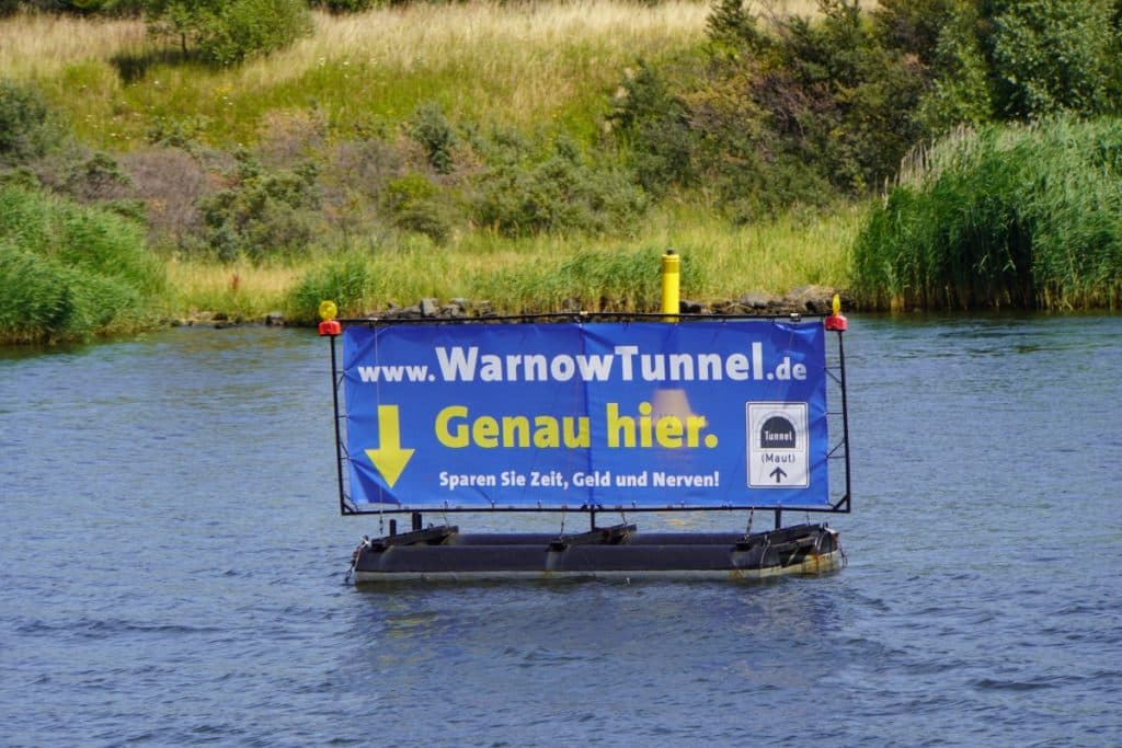Hinweisschild Warnow Tunnel, Schifffahrt Warnemünde nach Rostock
