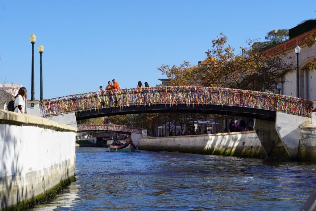 mit bunten Bändern geschmückte Brücke in Aveiro
