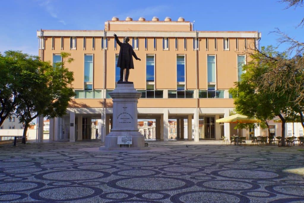 Rathausplatz mit Denkmal in Aveiro