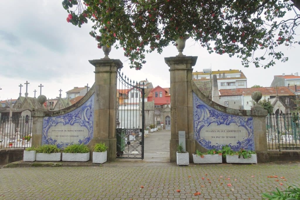 Porto Tor auf einem Friedhof