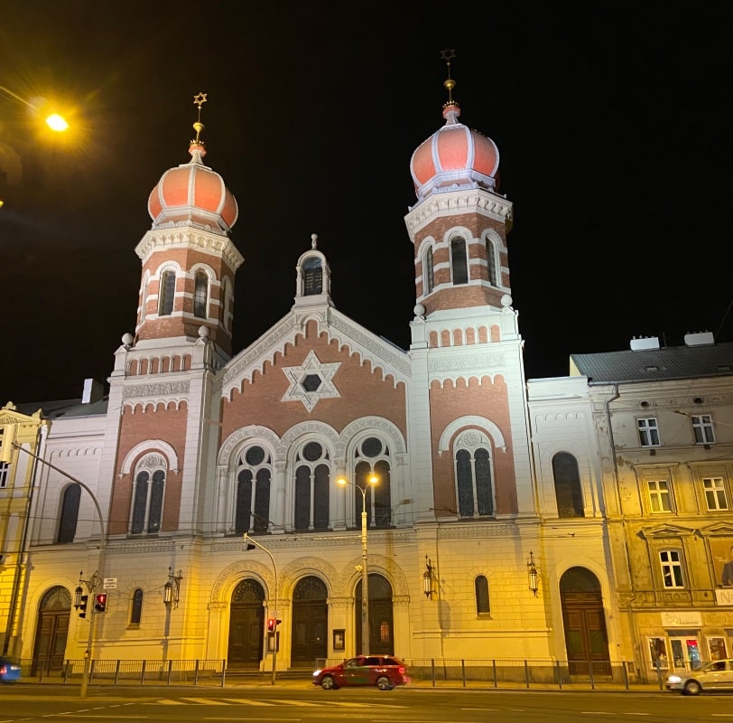beleuchtete Große Synagoge in Pilsen