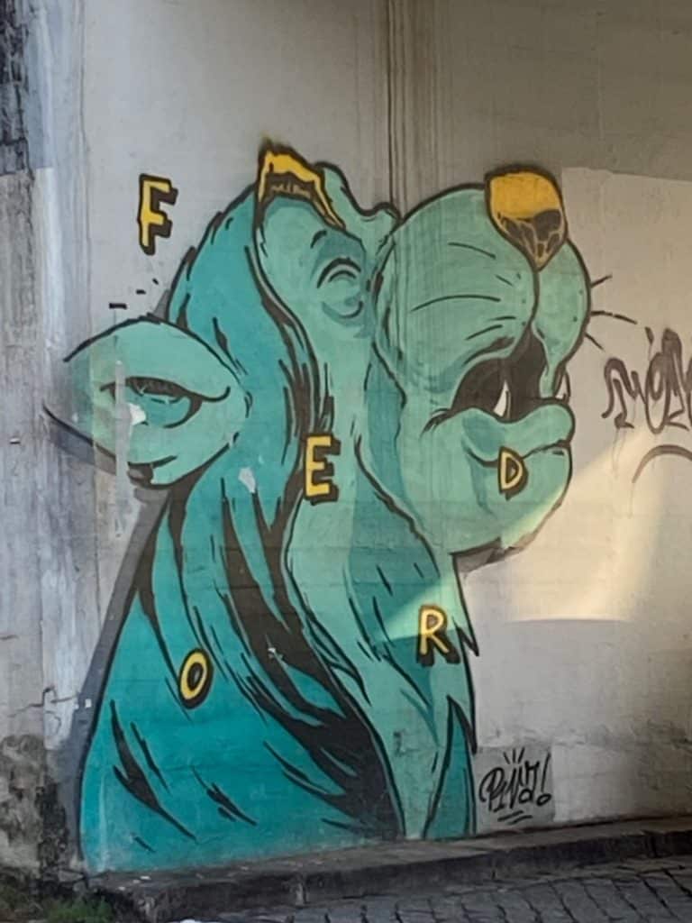 Hund am Brückenpfeiler, Streetart Tour in Porto