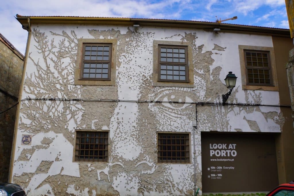 Streetart Tour in Porto - Bild in Kratztechnik