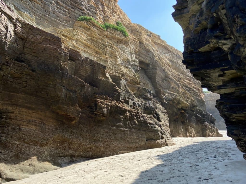 Sandweg zwischen Felsen