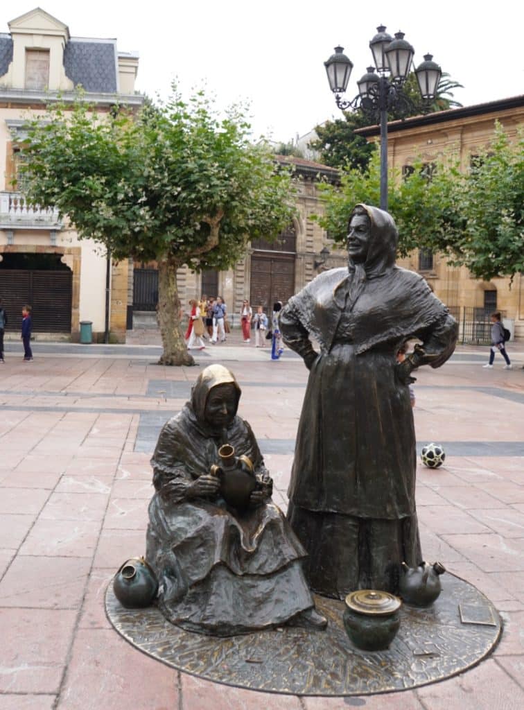Oviedo Escultura Vendedoras del Fontan