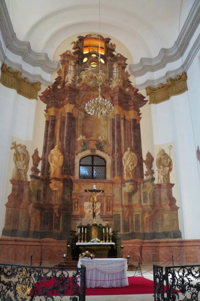 bemalte Kirchenwand mit Altar