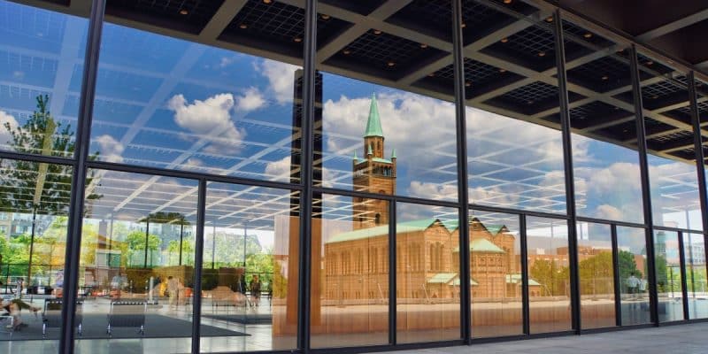 St.-Matthäus-Kirche gespiegelt in den Fenstern der Neuen Nationalgalerie