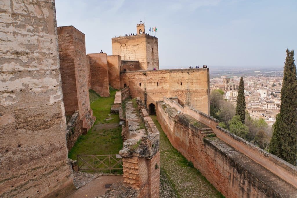Zischen den Festungsmauern der Alcazaba