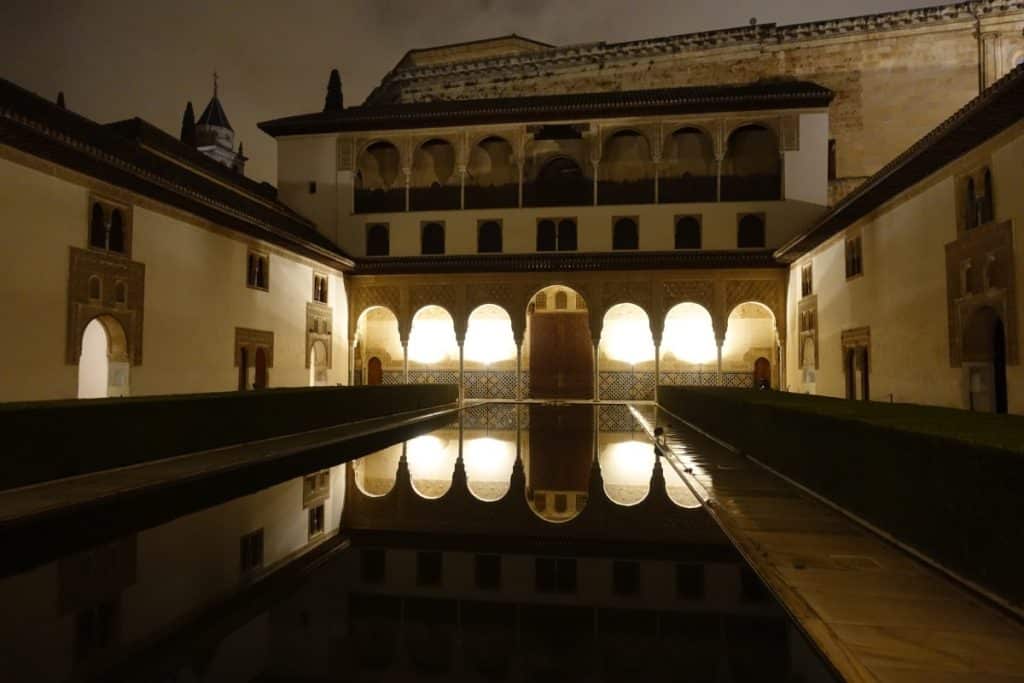Innenhif mit Wasserbecken in der Alhambra
