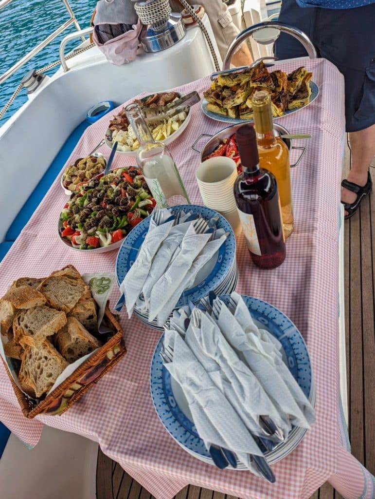 Essen auf dem Schiff in Kalamata
