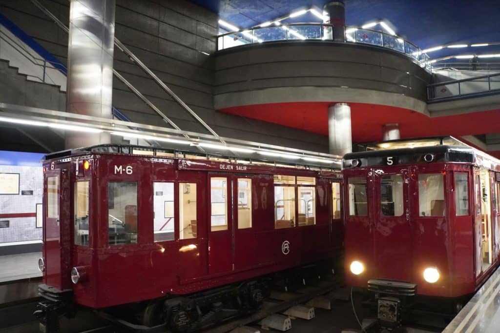 historische Metrozüge im Metro Museum Madrid