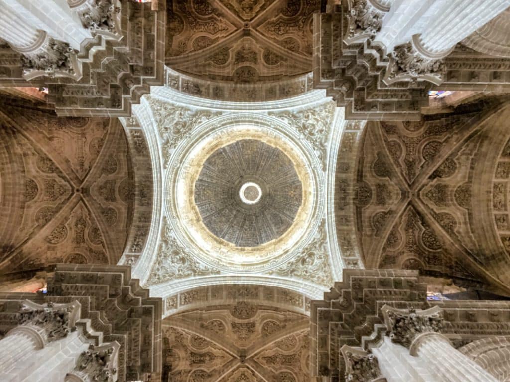 Blick hoch in die Kuppel der Kathedrale von Jerez