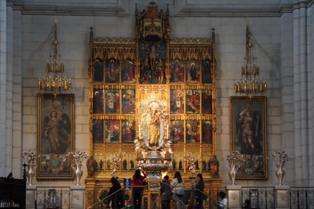 Altar in der Almudena-Kathedrale