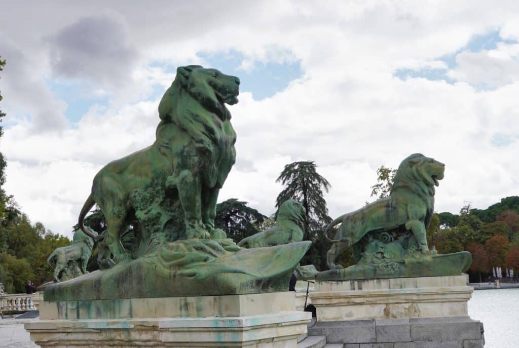 Löwen Statuen am großen See im Retiro-Park