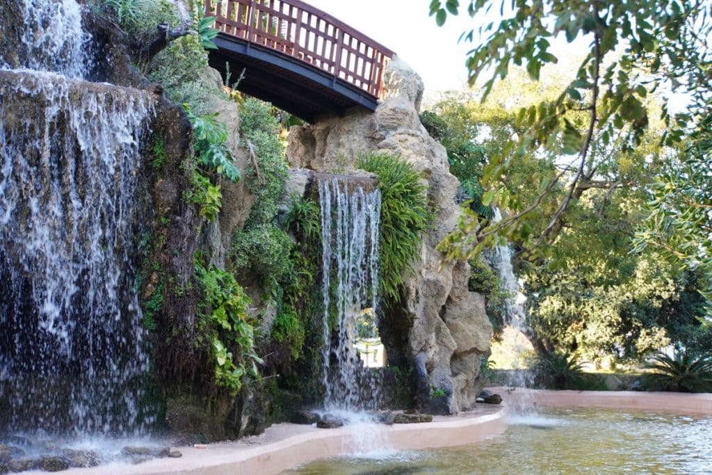 Wasserfall im botanischen Garten in Cádiz