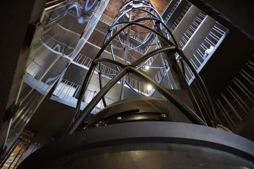 Fahrstuhl und Treppe im Altstädter Rathausturm