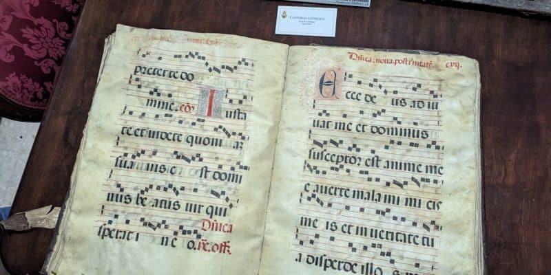Buch mit Noten im Kirchenmuseum in Jerez