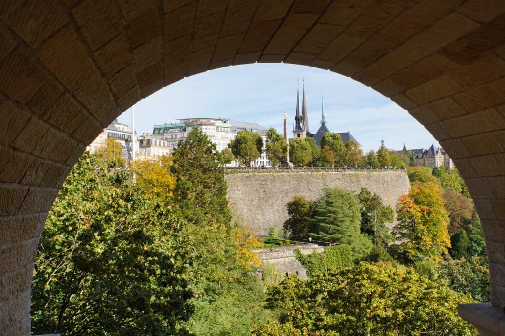 Ausblick von der Haengebrücke unter der Alphons Bruecke