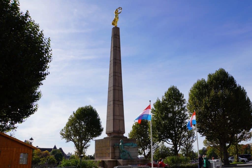 Luxemburg-Stadt Denkmal Goldene Frau