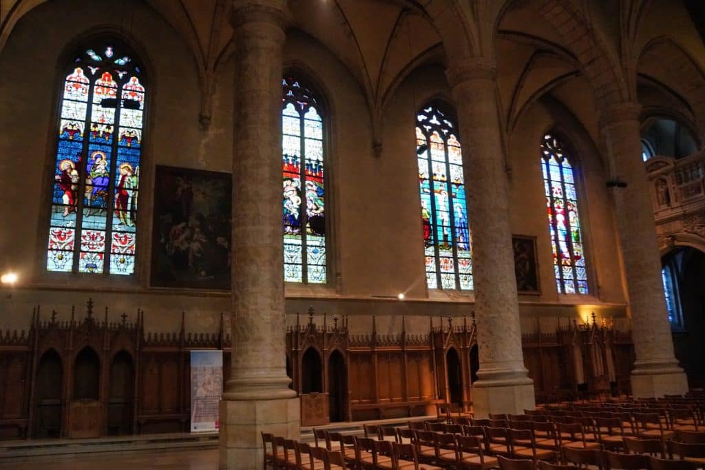 wunderschöne Fenster in der Kathedrale in Luxemburg-Stadt